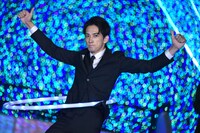 フラフープを回す町田啓太。