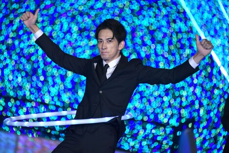 フラフープを回す町田啓太。