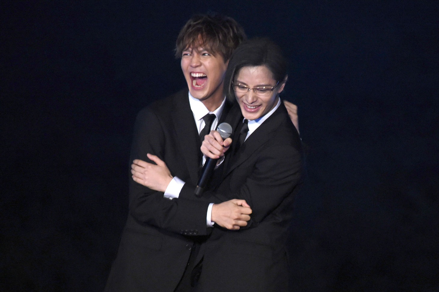 左から片寄涼太、塩野瑛久。
