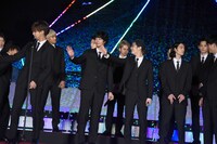 壁ドンする清原翔（中央左）と塩野瑛久（中央右）。