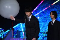 鈴木伸之（左）