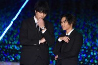 決めゼリフを考える鈴木伸之（左）と川村壱馬（右）。