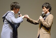 寺坂頼我（左）と指輪交換のふりをする小澤廉（右）。