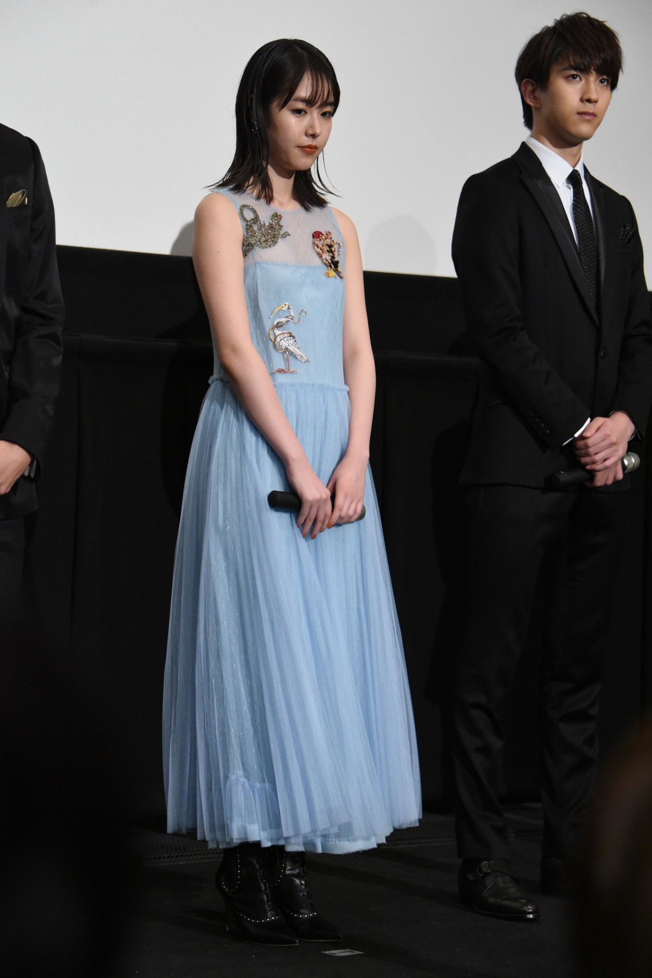左から唐田えりか、甲斐翔真。