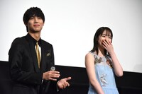 左から中川大志、唐田えりか。