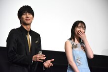 左から中川大志、唐田えりか。