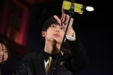 自撮りを試みる中川大志。