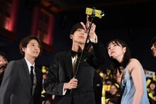 自撮りを試みる中川大志（中央）。