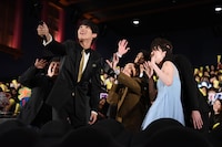 観客と記念撮影するキャストたち。