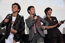 “マッスルポーズ”を決めた満島真之介（左）、草なぎ剛（中央）、柄本時生（右）。