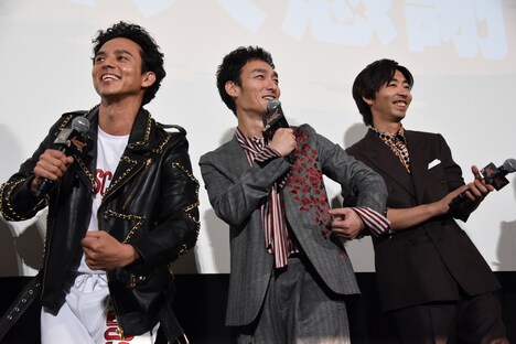 “マッスルポーズ”を決めた満島真之介（左）、草なぎ剛（中央）、柄本時生（右）。