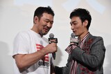 「YouTube観てます」と桜庭和志（左）に明かす草なぎ剛（右）。