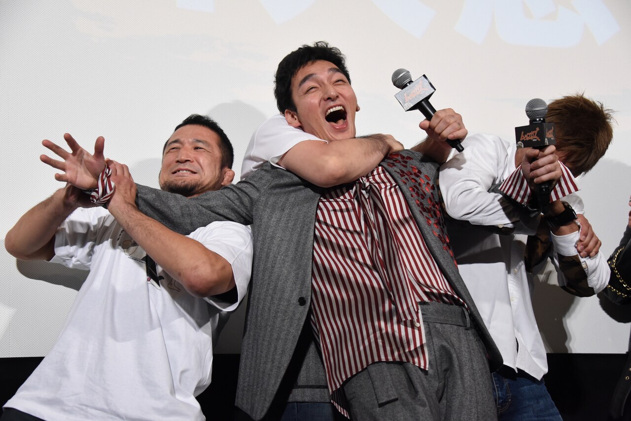 アニメ「ムタフカズ」舞台挨拶、草なぎ剛が桜庭和志の絞め技を食らうも笑顔