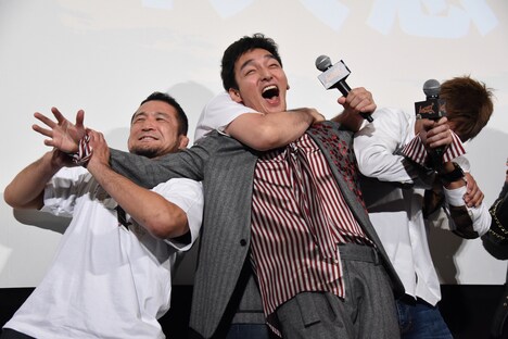 中村大介（左）、所英男（右）、桜庭和志（中央奥）に絞め技と関節技をくらう草なぎ剛（中央手前）。