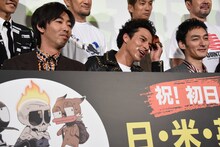 汗を拭く満島真之介（中央）。