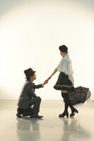 「あのコの、トリコ。」エンドロールより、ファッションイベントで雫（右）にサプライズを仕掛ける頼（左）。