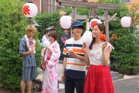 「あのコの、トリコ。」エンドロールより、夏祭りデートを楽しむ頼（手前左）と雫（手前右）。