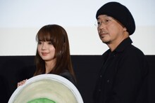 左から多部未華子、大森立嗣。