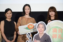 「日日是好日」初日舞台挨拶の様子。左から鶴田真由、黒木華、多部未華子。