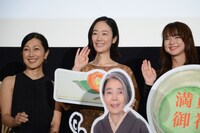 左から鶴田真由、黒木華、多部未華子。