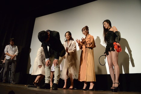 観念したように尻を差し出す毎熊克哉（手前）。