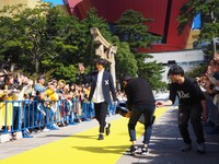 “菜の花カーペット”を歩く福士蒼汰。