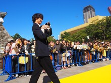 ナナを抱いて“菜の花カーペット”を歩く福士蒼汰。