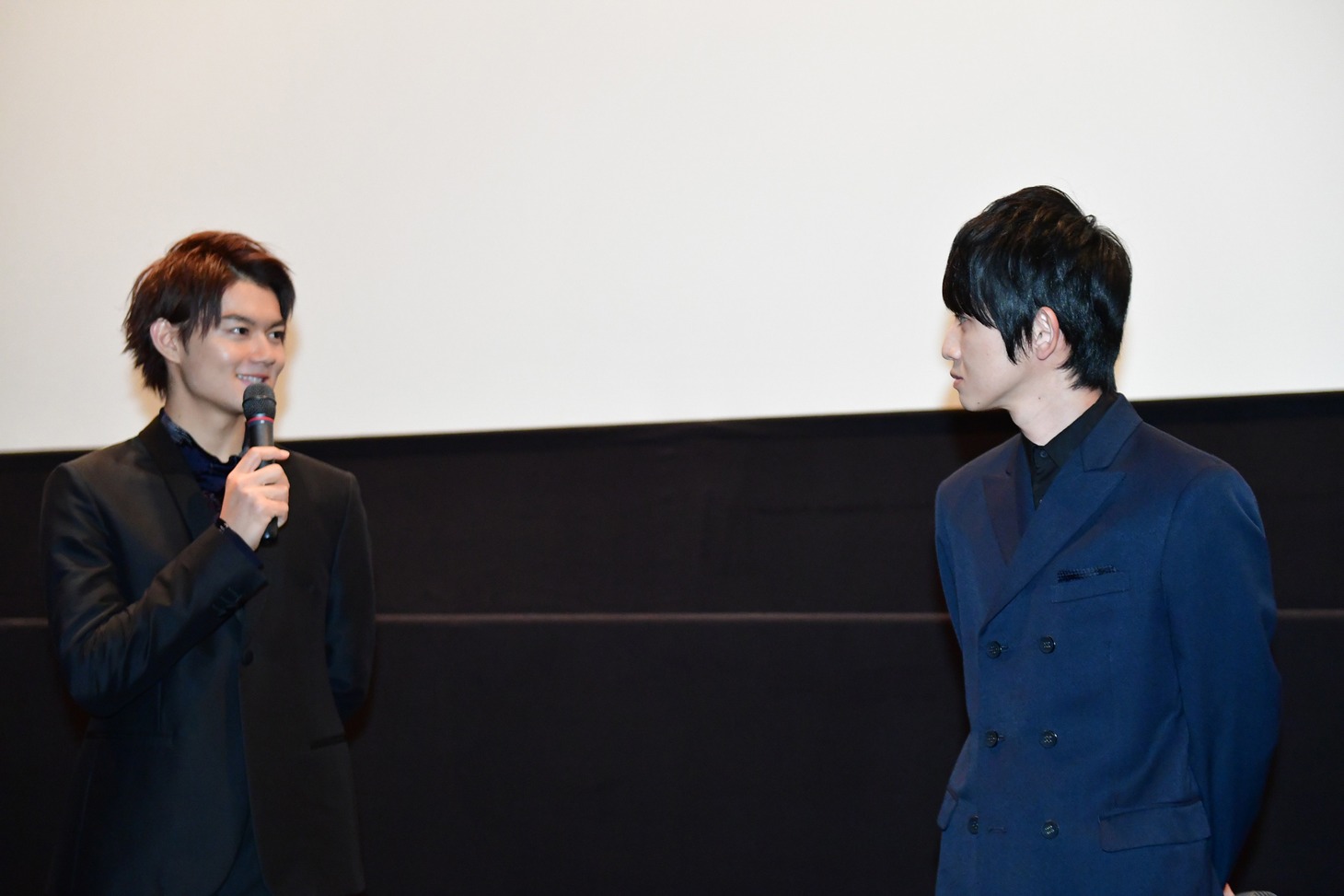 左から佐野勇斗、本郷奏多。