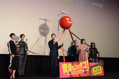 くす玉を割る直前の様子。