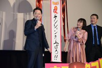 「テンションを上げろ」を吉岡里帆（右）、「!!」を阿部サダヲ（左）が書いたことを説明する様子。