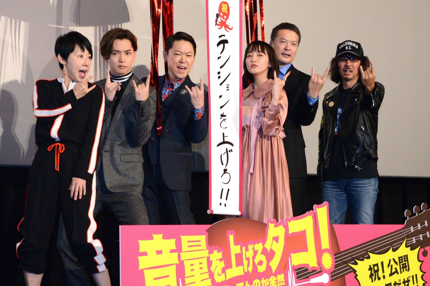 「音量を上げろタコ！なに歌ってんのか全然わかんねぇんだよ!!」公開記念舞台挨拶の様子。