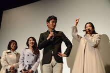 “尻ドラム”開始の合図をする杉山未央（右）。