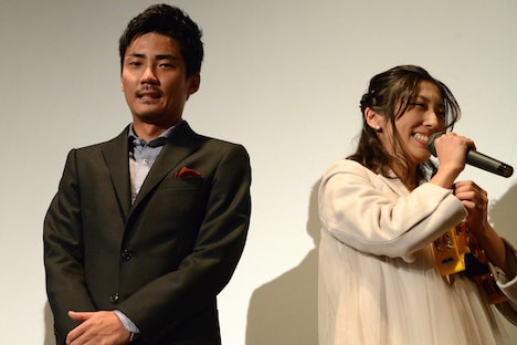 “尻ドラム”を終え、放心状態の毎熊克哉（左）と清々しい表情の杉山未央（右）。