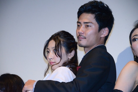 左から杉山未央、毎熊克哉。