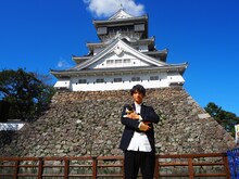 福岡・小倉城を訪れた福士蒼汰と猫のナナ。