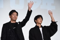 左から山下健二郎、佐藤寛太。