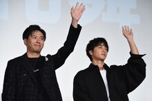 左から山下健二郎、佐藤寛太。