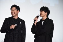 「お悩み相談コーナー」を「お悩みこーだん」と言ってしまった佐藤寛太（右）と、それを笑う山下健二郎（左）。