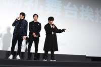 欠席した佐藤大樹の身長を小さめに表現する佐藤寛太（右）。