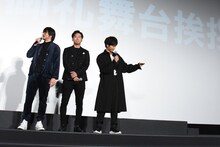 欠席した佐藤大樹の身長を小さめに表現する佐藤寛太（右）。