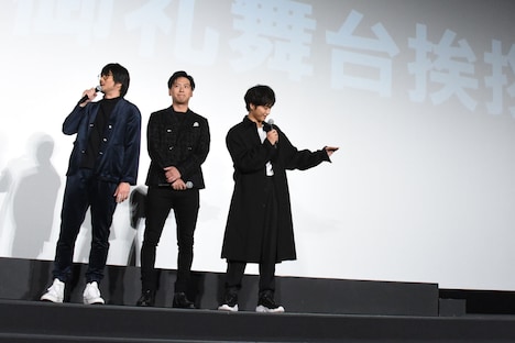 欠席した佐藤大樹の身長を小さめに表現する佐藤寛太(右)。