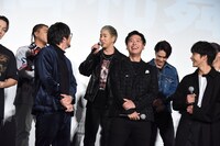 センターに立つことに恐縮する陣（後列中央）。