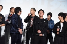 センターに立つことに恐縮する陣（後列中央）。