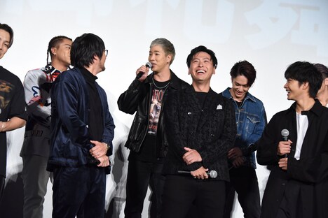 センターに立つことに恐縮する陣(後列中央)。