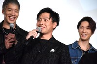 歌声を褒められた山下健二郎（手前）。