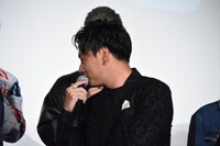 ダンの姿からリーダー観を学んだというLIKIYAと陣へ「がんばりや、そのまま」と声をかける山下健二郎（手前）。