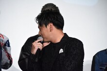 ダンの姿からリーダー観を学んだというLIKIYAと陣へ「がんばりや、そのまま」と声をかける山下健二郎（手前）。