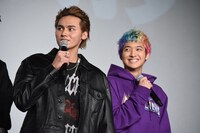 鬼邪高校キャストの2人。左から龍、鈴木昂秀。