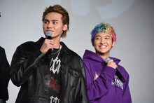 鬼邪高校キャストの2人。左から龍、鈴木昂秀。