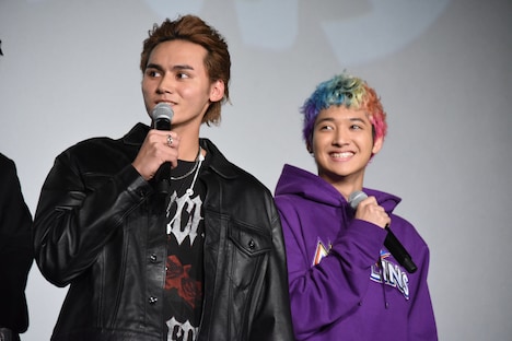 鬼邪高校キャストの2人。左から龍、鈴木昂秀。